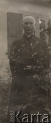 1924-1932, Kosów Poleski, woj. poleskie, Polska.
Ksiądz Feliks Drozdowski, proboszcz parafii w Kosowie Poleskim, w ogrodzie przed domem.
Fot. Feliks Drozdowski, zbiory Ośrodka KARTA, Pogotowie Archiwalne [PAF_050], udostępnił Krzysztof Drozdowski