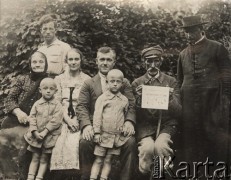 1924-1932, Kosów Poleski, woj. poleskie, Polska.
Ksiądz Feliks Drozdowski w towarzystwie mieszkańców miasteczka.
Fot. Feliks Drozdowski, zbiory Ośrodka KARTA, Pogotowie Archiwalne [PAF_050], udostępnił Krzysztof Drozdowski