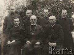 1924-1932, Kosów Poleski, woj. poleskie, Polska.
Grupa księży katolickich, pierwszy z lewej stoi ksiądz Feliks Drozdowski, proboszcz parafii w Kosowie Poleskim. 
Fot. Feliks Drozdowski, zbiory Ośrodka KARTA, Pogotowie Archiwalne [PAF_050], udostępnił Krzysztof Drozdowski