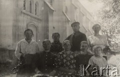 1924-1932, Kosów Poleski, woj. poleskie, Polska.
Ksiądz Feliks Drozdowski, proboszcz parafii w Kosowie Poleskim, w towarzystwie parafianek przed kościołem pod wezwaniem Przenajświętszej Trójcy.
Fot. Feliks Drozdowski, zbiory Ośrodka KARTA, Pogotowie Archiwalne [PAF_050], udostępnił Krzysztof Drozdowski