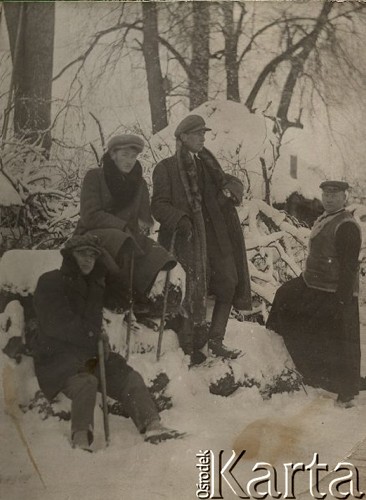 1924-1932, Kosów Poleski, woj. poleskie, Polska.
Zima, grupa mężczyzn, pierwszy z prawej strony stoi ks. Feliks Drozdowski, proboszcz parafii w Kosowie Poleskim.
Fot. Feliks Drozdowski, zbiory Ośrodka KARTA, Pogotowie Archiwalne [PAF_050], udostępnił Krzysztof Drozdowski