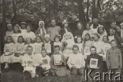 1924-1932, Kosów Poleski, woj. poleskie, Polska.
Grupa dzieci, które przystąpiły do Pierwszej Komunii Świętej, z prawej stoi ks. Feliks Drozdowski, proboszcz parafii w Kosowie Poleskim.
Fot. Feliks Drozdowski, zbiory Ośrodka KARTA, Pogotowie Archiwalne [PAF_050], udostępnił Krzysztof Drozdowski