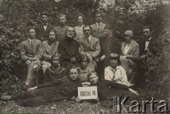 1924-1932, Kosów Poleski, woj. poleskie, Polska.
Uczniowie siódmej klasy ze swoimi nauczycielami. W środkowym rzędzie, trzeci z prawej strony siedzi ksiądz Feliks Drozdowski, proboszcz parafii w Kosowie Poleskim.
Fot. Feliks Drozdowski, zbiory Ośrodka KARTA, Pogotowie Archiwalne [PAF_050], udostępnił Krzysztof Drozdowski