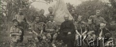 1924-1932, Kosów Poleski, woj. poleskie, Polska.
Ksiądz Feliks Drozdowski, proboszcz parafii w Kosowie Poleskim w towarzystwie harcerzy.
Fot. Feliks Drozdowski, zbiory Ośrodka KARTA, Pogotowie Archiwalne [PAF_050], udostępnił Krzysztof Drozdowski