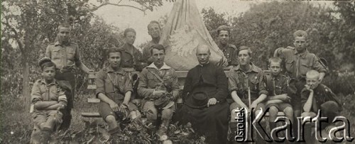 1924-1932, Kosów Poleski, woj. poleskie, Polska.
Ksiądz Feliks Drozdowski, proboszcz parafii w Kosowie Poleskim w towarzystwie harcerzy.
Fot. Feliks Drozdowski, zbiory Ośrodka KARTA, Pogotowie Archiwalne [PAF_050], udostępnił Krzysztof Drozdowski