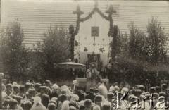 1924-1932, Kosów Poleski, woj. poleskie, Polska.
Procesja w dzień Bożego Ciała. Na zdjęciu widoczny jest ołtarz i stojący przed nim ksiądz trzymający monstrancję, wokół klęczą wierni.
Fot. Feliks Drozdowski, zbiory Ośrodka KARTA, Pogotowie Archiwalne [PAF_050], udostępnił Krzysztof Drozdowski