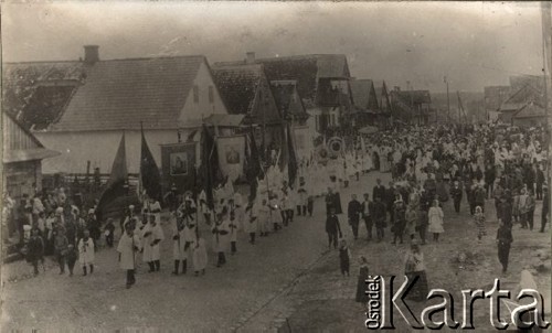 1924-1932, Kosów Poleski, woj. poleskie, Polska.
Procesja ulicą miasta w dzień Bożego Ciała. Po lewej stronie idzie asysta procesyjna z chorągwiami i feretronami, po prawej i w oddali wierni. 
Fot. Feliks Drozdowski, zbiory Ośrodka KARTA, Pogotowie Archiwalne [PAF_050], udostępnił Krzysztof Drozdowski