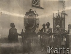 1924-1932, Kosów Poleski, woj. poleskie, Polska.
Procesja w dzień Bożego Ciała, kobiety niosące feretrony.
Fot. Feliks Drozdowski, zbiory Ośrodka KARTA, Pogotowie Archiwalne [PAF_050], udostępnił Krzysztof Drozdowski