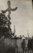 1924-1932, Kosów Poleski, woj. poleskie, Polska.
Uroczystość religijna obok przystrojonego krzyża, z prawej stoi ksiądz Feliks Drozdowski, proboszcz parafii w Kosowie Poleskim.
Fot. Feliks Drozdowski, zbiory Ośrodka KARTA, Pogotowie Archiwalne [PAF_050], udostępnił Krzysztof Drozdowski