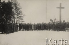 1924-1932, Kosów Poleski, woj. poleskie, Polska.
Uroczystości obok krzyża, przy którym zatknięto biało-czerwone flagi. Na zdjęciu mieszkańcy miasta oraz grupa żołnierzy.
Fot. Feliks Drozdowski, zbiory Ośrodka KARTA, Pogotowie Archiwalne [PAF_050], udostępnił Krzysztof Drozdowski