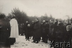 1924-1932, Kosów Poleski, woj. poleskie, Polska.
Uroczystości obok krzyża, nabożeństwo odprawia ksiądz Feliks Drozdowski, proboszcz parafii w Kosowie Poleskim, wśród wiernych widoczni są żołnierze.
Fot. Feliks Drozdowski, zbiory Ośrodka KARTA, Pogotowie Archiwalne [PAF_050], udostępnił Krzysztof Drozdowski