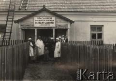 1924-1932, Kosów Poleski, woj. poleskie, Polska.
Budynek Stacji Opieki nad Matką i Dzieckiej im. Haliny Czarnockiej w Kosowie Poleskim. Przed nim stoi lekarz, pielęgniarki oraz kobiety z dziećmi - podopieczne stacji.
Fot. Feliks Drozdowski, zbiory Ośrodka KARTA, Pogotowie Archiwalne [PAF_050], udostępnił Krzysztof Drozdowski