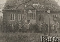 1924-1932, Kosów Poleski, woj. poleskie, Polska.
Grupa osób przed budynkiem Sądu Pokoju powiatu kosowskiego.
Fot. Feliks Drozdowski, zbiory Ośrodka KARTA, Pogotowie Archiwalne [PAF_050], udostępnił Krzysztof Drozdowski