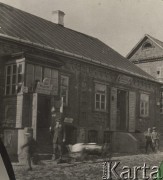 1924-1932, Kosów Poleski, woj. poleskie, Polska.
Budynek będący siedzibą Magistratu miejskiego i sklepów.
Fot. Feliks Drozdowski, zbiory Ośrodka KARTA, Pogotowie Archiwalne [PAF_050], udostępnił Krzysztof Drozdowski