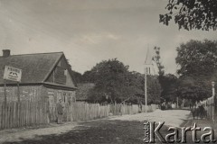 1924-1932, Kosów Poleski, woj. poleskie, Polska.
Fragment ulicy, w głębi widoczna jest wieża kościoła pod wezwaniem Przenajświętszej Trójcy.
Fot. Feliks Drozdowski, zbiory Ośrodka KARTA, Pogotowie Archiwalne [PAF_050], udostępnił Krzysztof Drozdowski