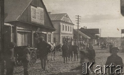 1924-1932, Kosów Poleski, woj. poleskie, Polska.
Ulica Tadeusza Kościuszki - zabudowania i przechodnie oraz grupa dzieci pozujących do zdjęcia.
Fot. Feliks Drozdowski, zbiory Ośrodka KARTA, Pogotowie Archiwalne [PAF_050], udostępnił Krzysztof Drozdowski