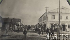 1924-1932, Kosów Poleski, woj. poleskie, Polska.
Fragment miasta - przechodnie na ulicy i zabudowania, w tle wieża kościoła.
Fot. Feliks Drozdowski, zbiory Ośrodka KARTA, Pogotowie Archiwalne [PAF_050], udostępnił Krzysztof Drozdowski