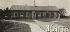 1924-1932, Kosów Poleski, woj. poleskie, Polska.
Budynek będący siedzibą Ośrodka Zdrowia i Policji Państwowej.
Fot. Feliks Drozdowski, zbiory Ośrodka KARTA, Pogotowie Archiwalne [PAF_050], udostępnił Krzysztof Drozdowski