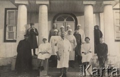 1924-1932, Kosów Poleski, woj. poleskie, Polska.
Grupa osób przed budynkiem szpitala - lekarz, pielęgniarki i pacjenci oraz ksiądz Feliks Drozdowski, proboszcz parafii w Kosowie Poleskim.
Fot. Feliks Drozdowski, zbiory Ośrodka KARTA, Pogotowie Archiwalne [PAF_050], udostępnił Krzysztof Drozdowski