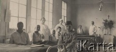 1924-1932, Kosów Poleski, woj. poleskie, Polska.
Pacjenci, pielęgniarki oraz lekarz w sali szpitalnej.
Fot. Feliks Drozdowski, zbiory Ośrodka KARTA, Pogotowie Archiwalne [PAF_050], udostępnił Krzysztof Drozdowski