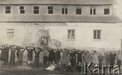 1924-1932, Kosów Poleski, woj. poleskie, Polska.
Grupa dziewcząt podczas gimnastyki, w tle zniszczony budynek.
Fot. Feliks Drozdowski, zbiory Ośrodka KARTA, Pogotowie Archiwalne [PAF_050], udostępnił Krzysztof Drozdowski