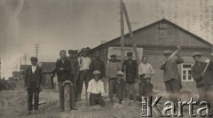 1924-1932, Kosów Poleski, woj. poleskie, Polska.
Ulica Tadeusza Kościuszki, robotnicy układający kostkę brukową.
Fot. Feliks Drozdowski, zbiory Ośrodka KARTA, Pogotowie Archiwalne [PAF_050], udostęnił Krzysztof Drozdowski