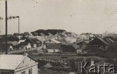 1924-1932, Kosów Poleski, woj. poleskie, Polska.
Panorama miasta, z lewej fragment ulicy Tadeusza Kościuszki oraz dymiący komin zakładu produkcyjnego.
Fot. Feliks Drozdowski, zbiory Ośrodka KARTA, Pogotowie Archiwalne [PAF_050], udostępnił Krzysztof Drozdowski