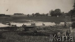 1924-1932, Kosów Poleski, woj. poleskie, Polska.
Podtopiona łąka i grupa mężczyzn podczas prac melioracyjnych.
Fot. Feliks Drozdowski, zbiory Ośrodka KARTA, Pogotowie Archiwalne [PAF_050], udostępnił Krzysztof Drozdowski