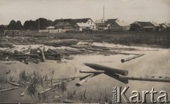 1924-1932, Kosów Poleski, woj. poleskie, Polska.
Podtopiona łąka i pływające w wodzie drewniane bale, w tle most na rzece i domy przy ulicy Tadeusza Kościuszki.
Fot. Feliks Drozdowski, zbiory Ośrodka KARTA, Pogotowie Archiwalne [PAF_050], udostępnił Krzysztof Drozdowski