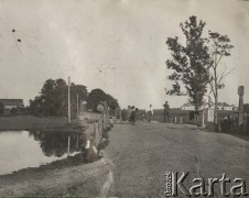 1924-1932, Kosów Poleski, woj. poleskie, Polska.
Grupa osób na moście, w tle widoczne zabudowania.
Fot. Feliks Drozdowski, zbiory Ośrodka KARTA, Pogotowie Archiwalne [PAF_050], udostępnił Krzysztof Drozdowski