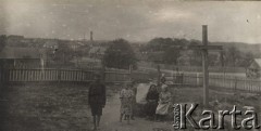 1924-1932, Kosów Poleski, woj. poleskie, Polska.
Grupa dzieci obok drewnianego krzyża, w tle panorama miasta.
Fot. Feliks Drozdowski, zbiory Ośrodka KARTA, Pogotowie Archiwalne [PAF_050], udostępnił Krzysztof Drozdowski