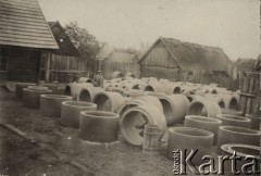 1924-1932, Kosów Poleski, woj. poleskie, Polska.
Podwórko zakładu kamieniarskiego - betonowe kręgi służące do budowy studni.
Fot. Feliks Drozdowski, zbiory Ośrodka KARTA, Pogotowie Archiwalne [PAF_050], udostępnił Krzysztof Drozdowski