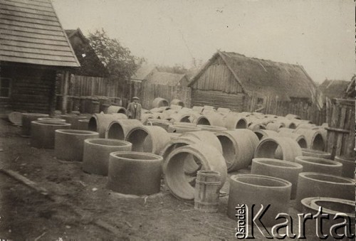 1924-1932, Kosów Poleski, woj. poleskie, Polska.
Podwórko zakładu kamieniarskiego - betonowe kręgi służące do budowy studni.
Fot. Feliks Drozdowski, zbiory Ośrodka KARTA, Pogotowie Archiwalne [PAF_050], udostępnił Krzysztof Drozdowski