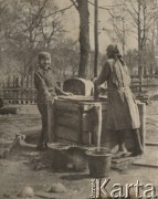 1924-1932, Kosów Poleski, woj. poleskie, Polska.
Kobiety ciągnące wodę ze studni z żurawiem.
Fot. Feliks Drozdowski, zbiory Ośrodka KARTA, Pogotowie Archiwalne [PAF_050], udostępnił Krzysztof Drozdowski