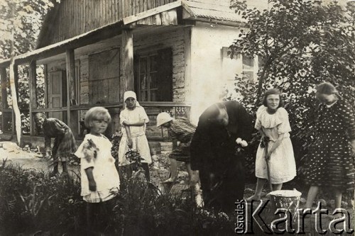 1924-1932, Kosów Poleski, woj. poleskie, Polska.
Dziewczynki pracujące wraz z księdzem w ogrodzie przed domem.
Fot. Feliks Drozdowski, zbiory Ośrodka KARTA, Pogotowie Archiwalne [PAF_050], udostępnił Krzysztof Drozdowski