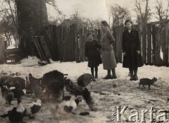 1924-1932, Kosów Poleski, woj. poleskie, Polska.
Kobieta i dwie dziewczynki stojące na podwórzu, z lewej widoczne są kury, indyki i kaczki.
Fot. Feliks Drozdowski, zbiory Ośrodka KARTA, Pogotowie Archiwalne [PAF_050], udostępnił Krzysztof Drozdowski