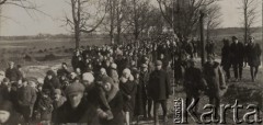 1924-1932, Kosów Poleski, woj. poleskie, Polska.
Grupa osób idących drogą.
Fot. Feliks Drozdowski, zbiory Ośrodka KARTA, Pogotowie Archiwalne [PAF_050], udostępnił Krzysztof Drozdowski