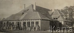 1924-1932, Kosów Poleski, woj. poleskie, Polska.
Robotnicy pracujący przy budowie domu.
Fot. Feliks Drozdowski, zbiory Ośrodka KARTA, Pogotowie Archiwalne [PAF_050], udostępnił Krzysztof Drozdowski