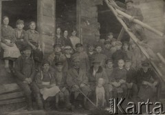 1924-1932, Kosów Poleski, woj. poleskie, Polska.
Robotnicy pracujący przy budowie domu.
Fot. Feliks Drozdowski, zbiory Ośrodka KARTA, Pogotowie Archiwalne [PAF_050], udostępnił Krzysztof Drozdowski