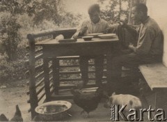 1924-1932, Kosów Poleski, woj. poleskie, Polska.
Dwaj chłopcy podczas posiłku przed domem.
Fot. Feliks Drozdowski, zbiory Ośrodka KARTA, Pogotowie Archiwalne [PAF_050], udostępnił Krzysztof Drozdowski