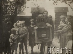 1924-1932, Kosów Poleski, woj. poleskie, Polska.
Kataryniarz z katarynką i świnką morską siedzącą na swojej klatce.
Fot. Feliks Drozdowski, zbiory Ośrodka KARTA, Pogotowie Archiwalne [PAF_050], udostępnił Krzysztof Drozdowski