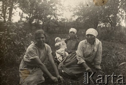 1924-1932, Kosów Poleski, woj. poleskie, Polska.
Kobiety pracujące w ogrodzie, w środku siedzi kobieta z niemowlęciem.
Fot. Feliks Drozdowski, zbiory Ośrodka KARTA, Pogotowie Archiwalne [PAF_050], udostępnił Krzysztof Drozdowski