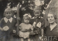 1924-1932, Kosów Poleski, woj. poleskie, Polska.
Matka z trzema córkami, portret.
Fot. Feliks Drozdowski, zbiory Ośrodka KARTA, Pogotowie Archiwalne [PAF_050], udostępnił Krzysztof Drozdowski