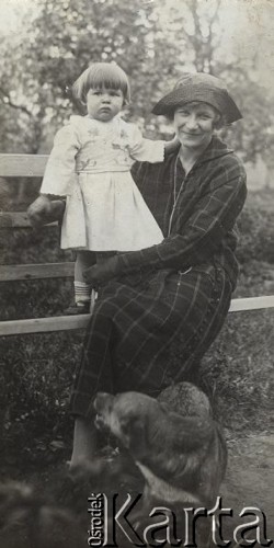 1924-1932, Kosów Poleski, woj. poleskie, Polska.
Kobieta w płaszczu i kapeluszu siedząca na ławce wraz ze swoją córką, na pierwszym planie pies.
Fot. Feliks Drozdowski, zbiory Ośrodka KARTA, Pogotowie Archiwalne [PAF_050], udostępnił Krzysztof Drozdowski
