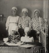 1924-1932, Kosów Poleski, woj. poleskie, Polska.
Dziewczynki w chustkach pozujące do zdjęcia obok łóżka.
Fot. Feliks Drozdowski, zbiory Ośrodka KARTA, Pogotowie Archiwalne [PAF_050], udostępnił Krzysztof Drozdowski