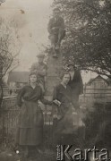 1924-1932, Kosów Poleski, woj. poleskie, Polska.
Grupa młodzieży pozuje do fotografii przy pomniku.
Fot. Feliks Drozdowski, zbiory Ośrodka KARTA, Pogotowie Archiwalne [PAF_050], udostępnił Krzysztof Drozdowski