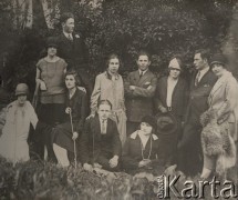 1924-1932, Kosów Poleski, woj. poleskie, Polska.
Grupa młodych kobiet i mężczyzn pozuje do fotografii na tle drzew.
Fot. Feliks Drozdowski, zbiory Ośrodka KARTA, Pogotowie Archiwalne [PAF_050], udostępnił Krzysztof Drozdowski