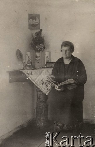 1924-1932, Kosów Poleski, woj. poleskie, Polska.
Kobieta przeglądająca album ze zdjęciami.
Fot. Feliks Drozdowski, zbiory Ośrodka KARTA, Pogotowie Archiwalne [PAF_050], udostępnił Krzysztof Drozdowski