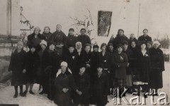 1924-1932, Kosów Poleski, woj. poleskie, Polska.
Grupa kobiet w zimowych ubraniach stoi z chorągwią obok kościoła.
Fot. Feliks Drozdowski, zbiory Ośrodka KARTA, Pogotowie Archiwalne [PAF_050], udostępnił Krzysztof Drozdowski