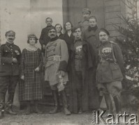 1924-1932, Kosów Poleski, woj. poleskie, Polska.
Grupa młodzieży w kostiumach - aktorzy biorący udział w przedstawieniu amatorskiego teatru.
Fot. Feliks Drozdowski, zbiory Ośrodka KARTA, Pogotowie Archiwalne [PAF_050], udostępnił Krzysztof Drozdowski